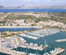 Der Hafen von Alcudia in Mallorca